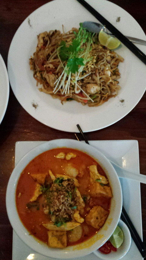 The Arch Rival Bar & Grill - Restaurant Find 4