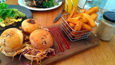 Servery And Spoon - Restaurant Find 0
