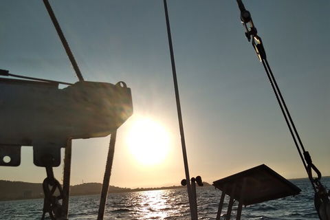 Townsville Small Group Early Morning Sailing Cruise Boat Tour Charter Hire - Restaurant Find 5