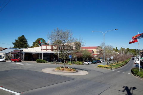 Private Blue Mountains Escape The Crowds SUV Tour - Restaurant Find 4